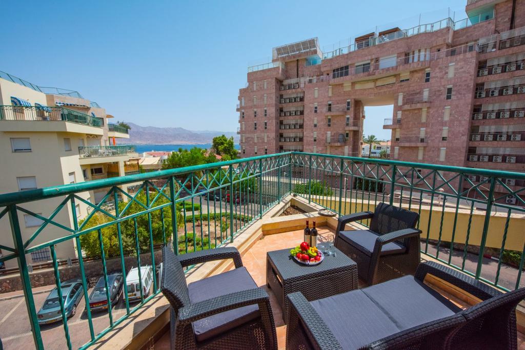 C Class Apartment Eilat Exteriör bild